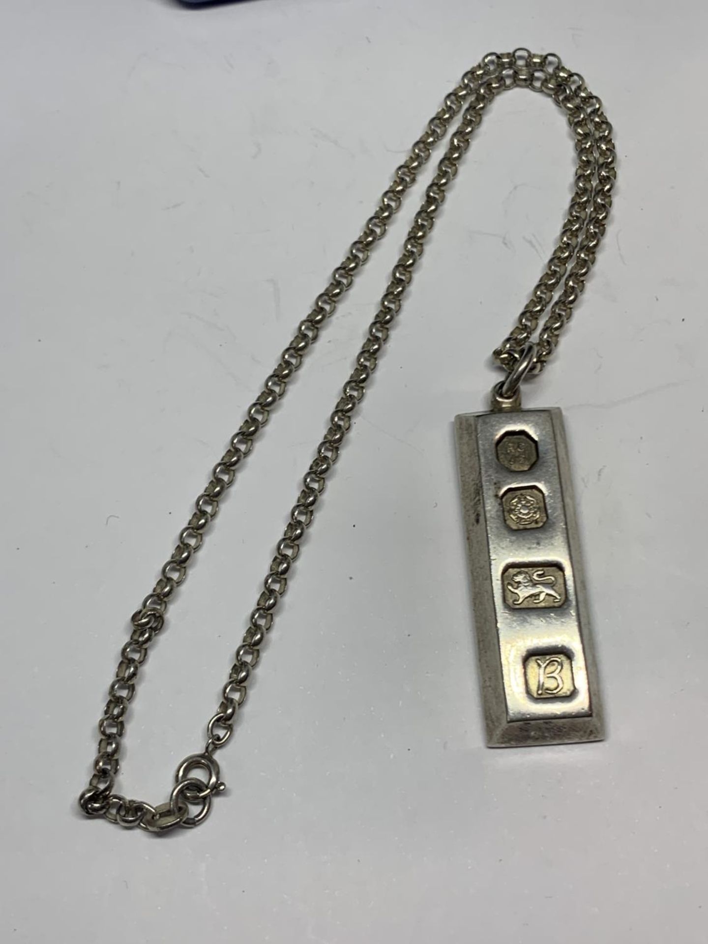 A HALLMARKED SHEFFIELD SILVER INGOT OMN A CHAIN IN A PRESENTATION BOX - Image 2 of 2