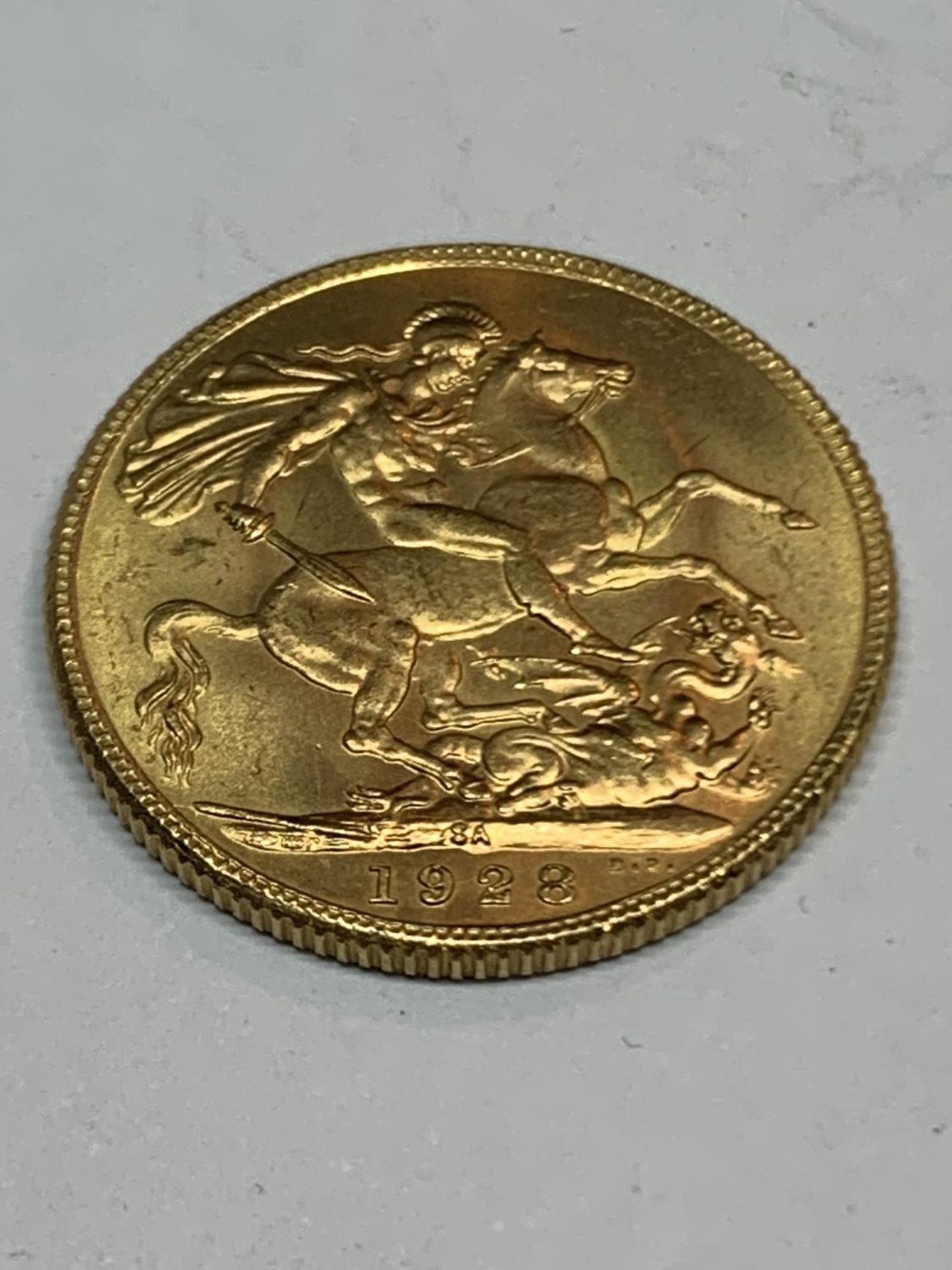 A GEORGE V 1928 GOLD SOVEREIGN