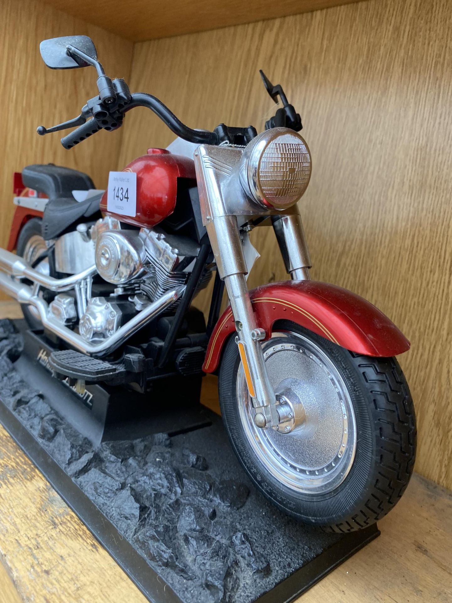 A MODEL OF A HARLEY DAVIDSON - Image 2 of 3