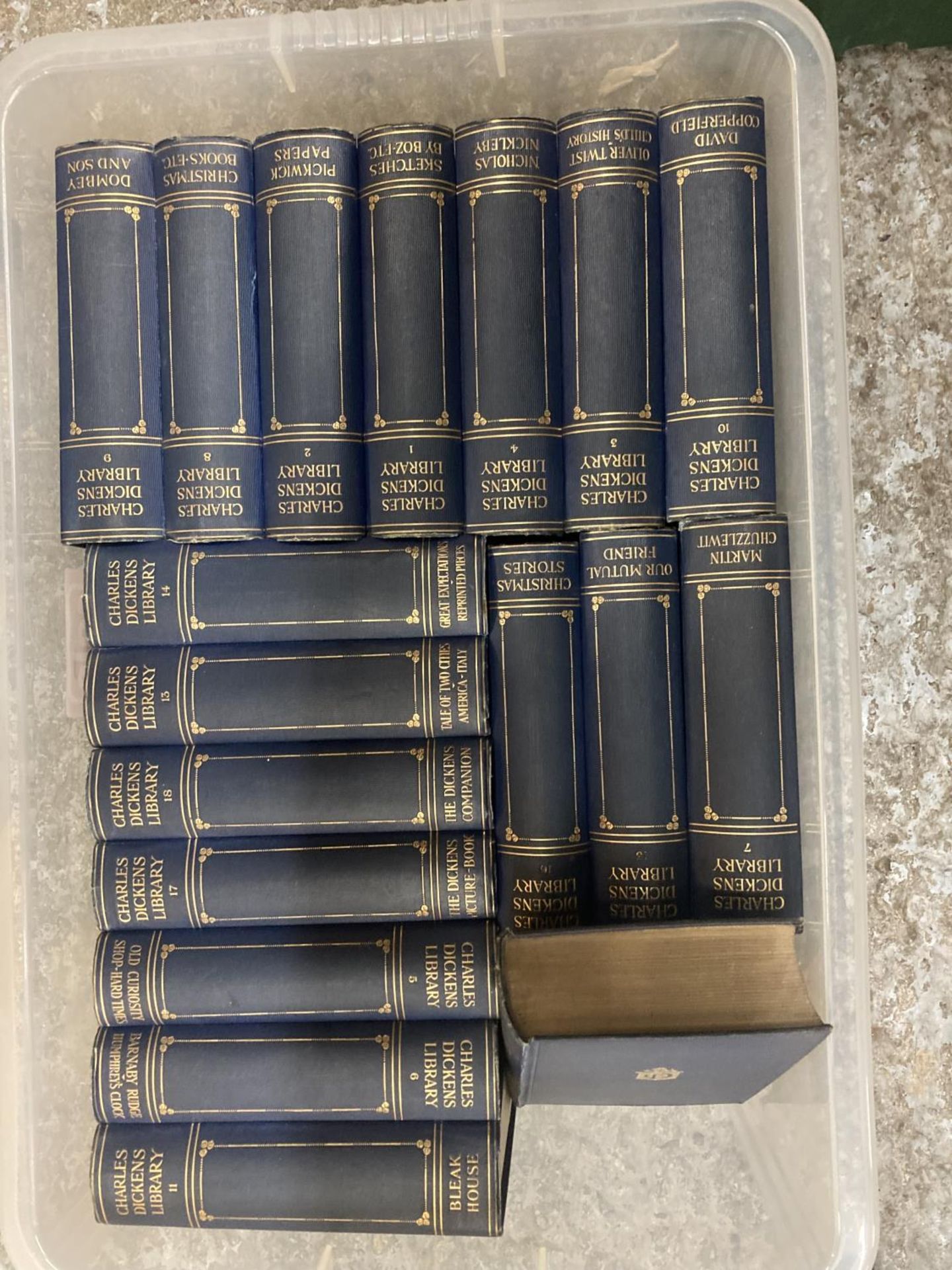 A COLLECTION OF VINTAGE HARDBACK CHARLES DICKENS BOOKS - 18 IN TOTAL