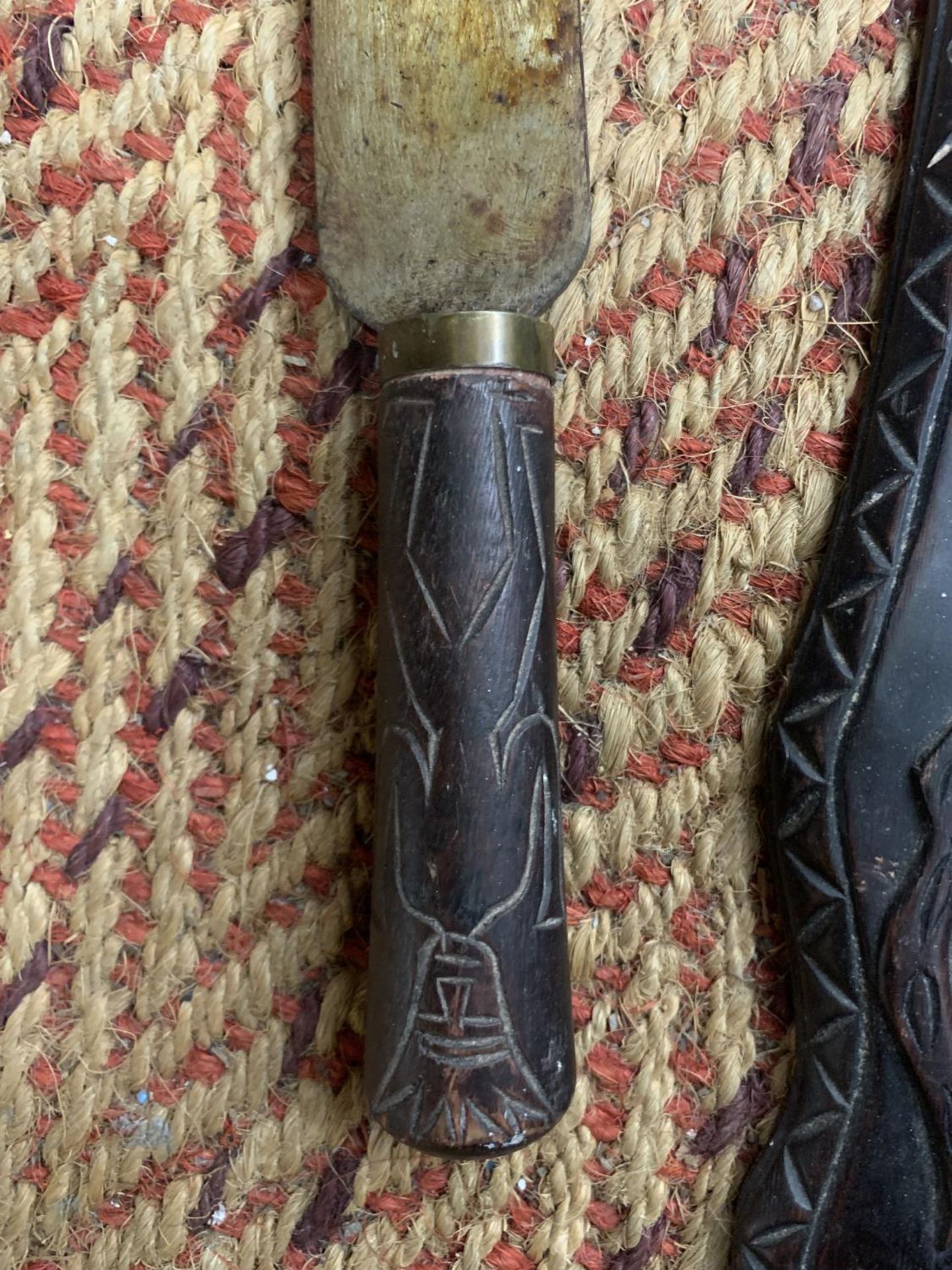 AN AFRICAN STYLE CARVED KNIFE SHEATH WITH KNIFE - A/F - Image 4 of 6