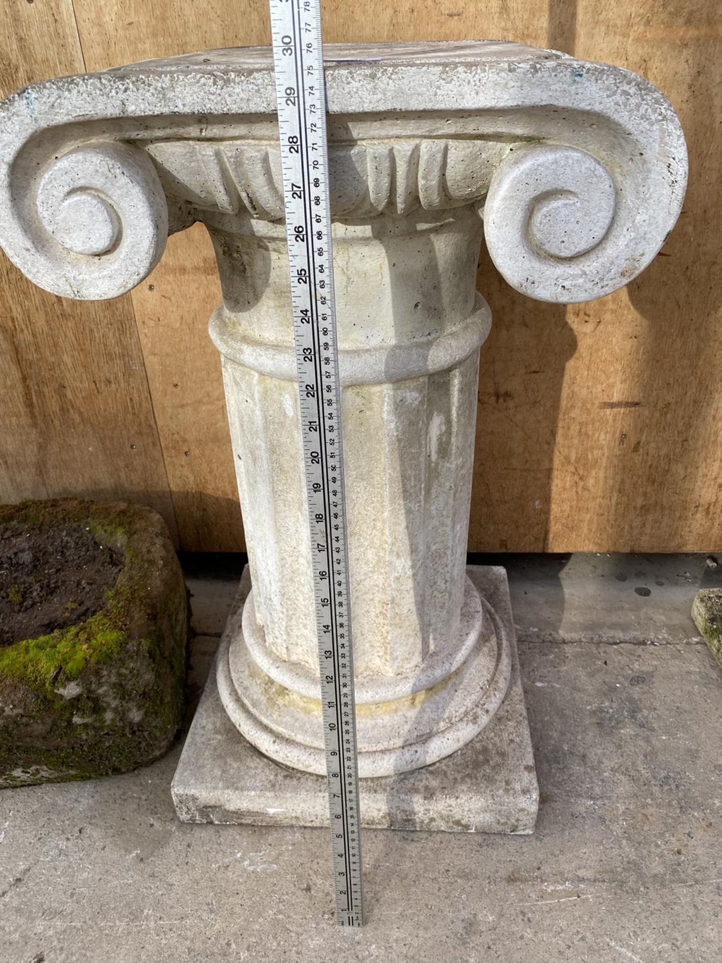 A LARGE RECONSTITUTED STONE PLANT PEDESTAL IN THE FORM OF A GREEK STYLE COLUMN (H:75CM) - Image 3 of 4