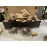 A LARGE QUANTITY OF VINTAGE FLATWARE TO INCLUDE KNIVES, FORKS, SPOONS A LADEL, ETC