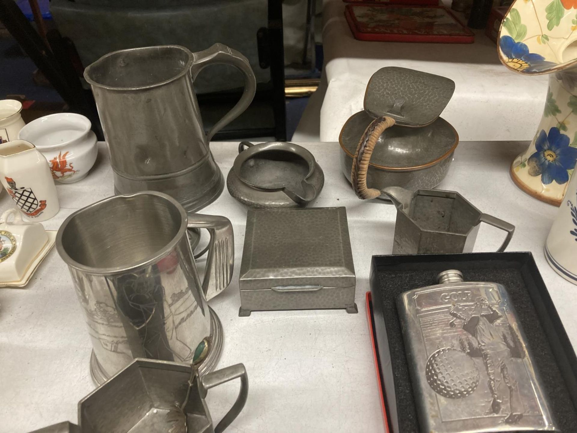 A LARGE QUANTITY OF PEWTER ITEMS TO INCLUDE PLATES, HIP FLASK, TANKARDS, BOXES, JUGS ETC - Image 2 of 7