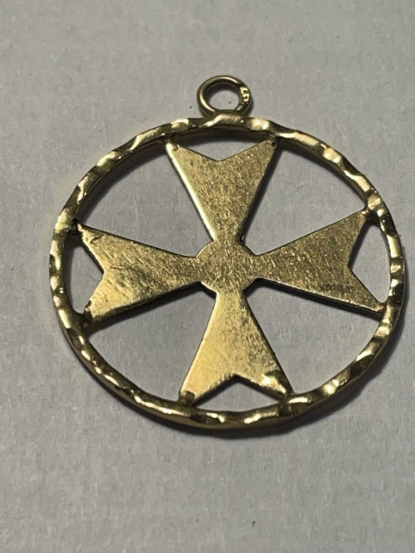 A TESTED TO 18 CARAT GOLD MALTESE CROSS PENDANT GROSS WEIGHT 1.4 GRAMS