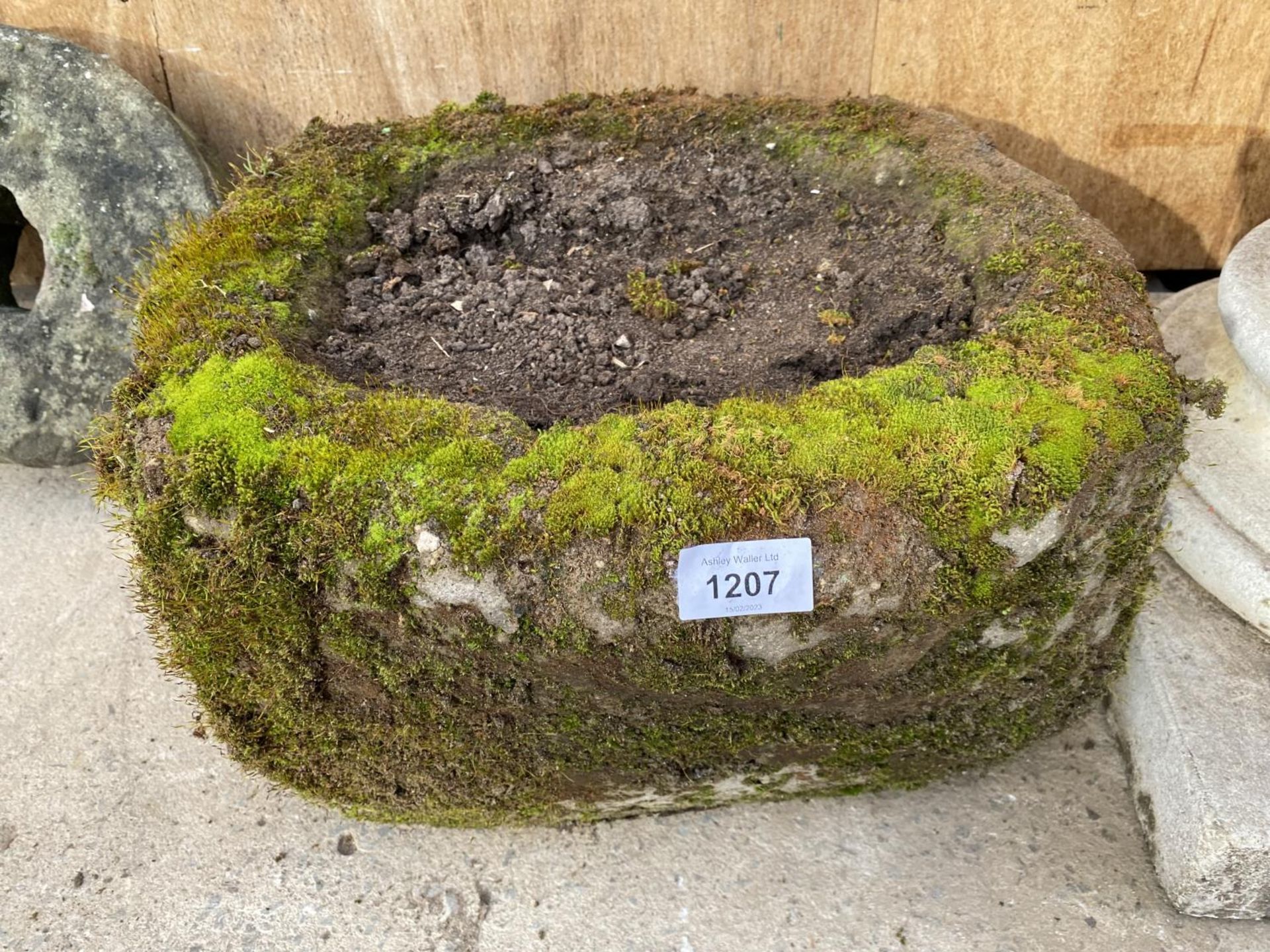 A SANDSTONE TROUGH PLANTER (37CM x 40CM x21CM)