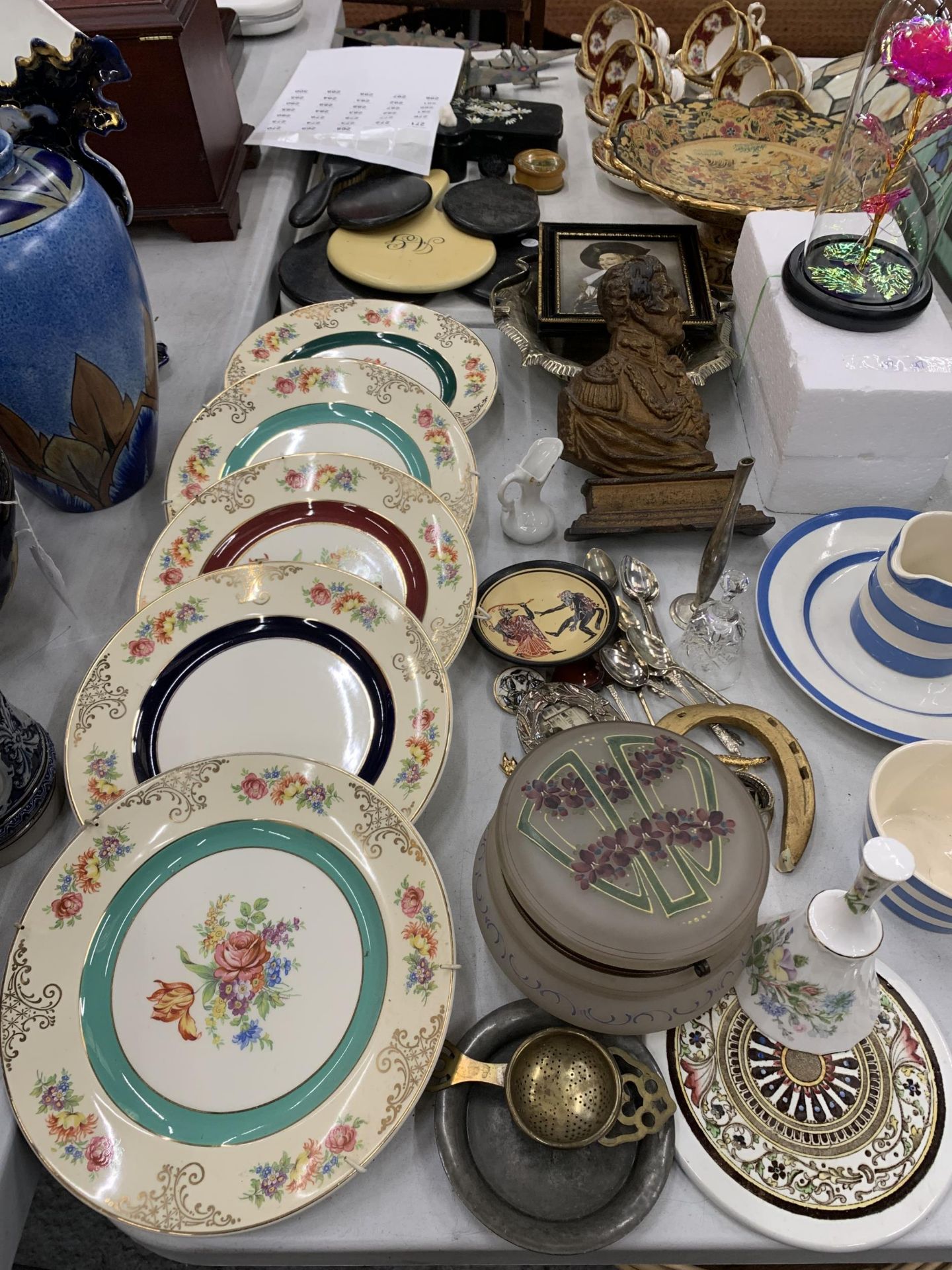 A MIXED LOT TO INCLUDE VINTAGE ROYAL HARVEY PLATES, SILVER PLATED ITEMS, FLATWARE, ETC