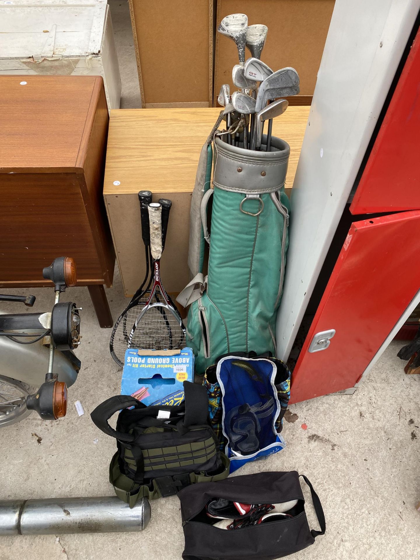 AN ASSORTMENT OF SPORTS EQUIPMENT TO INCLUDE GOLF CLUBS AND SQUASH RACKETS ETC