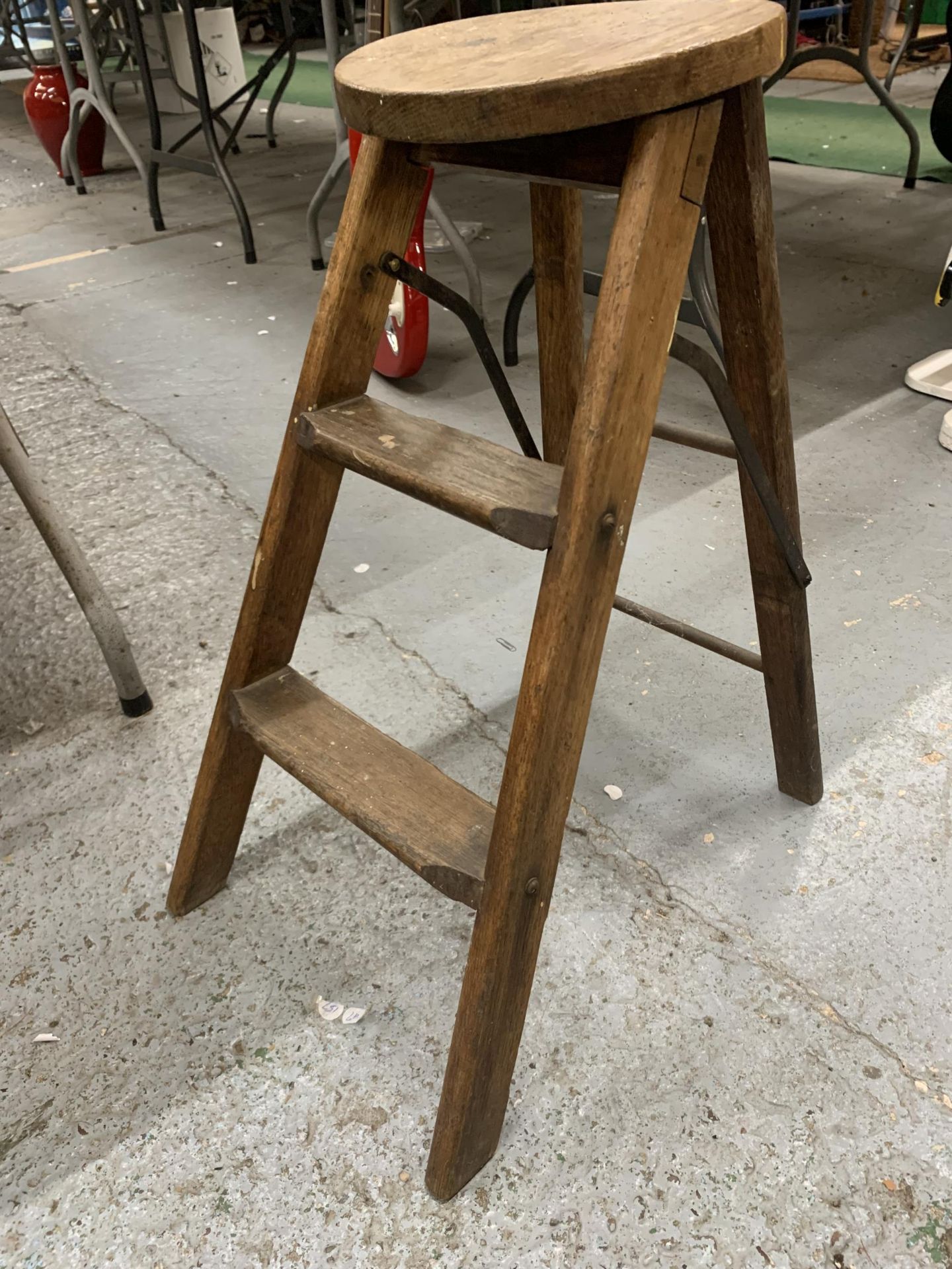 A VINTAGE ATLAS FOLDING STEP LADDER HEIGHT 60CM - Image 2 of 3