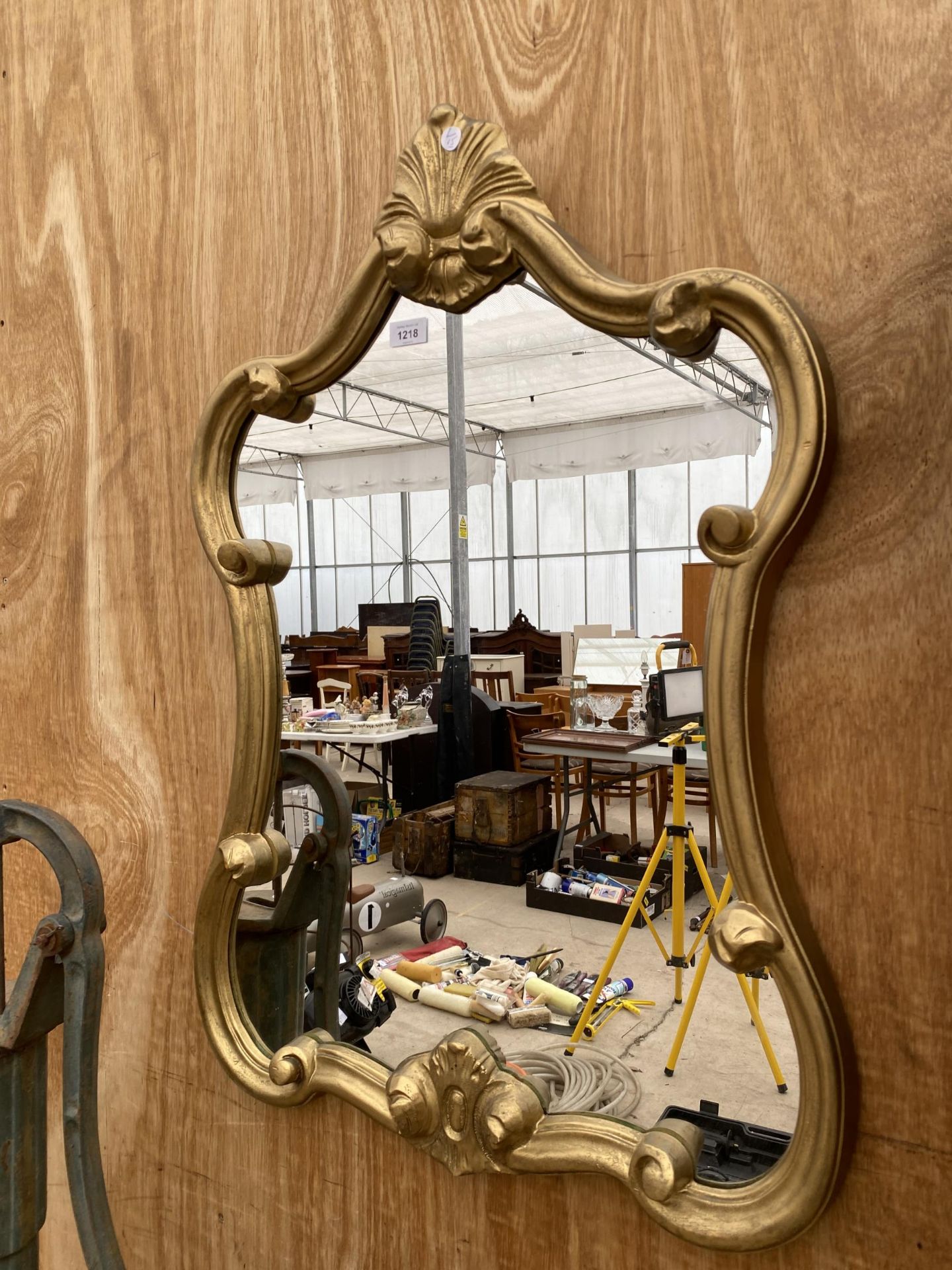 A DECORATRIVE GILT FRAMED WALL MIRROR