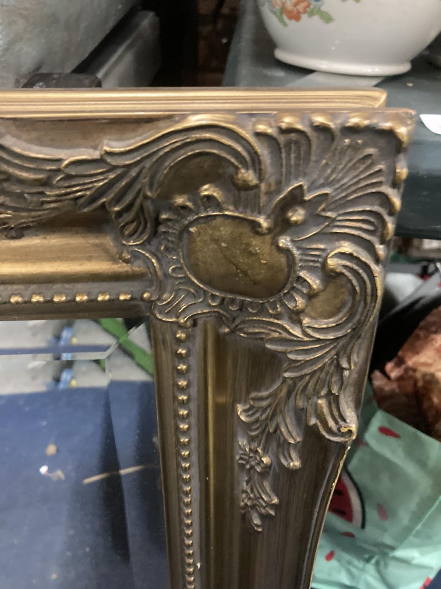 AN ORNATE GILTWOOD MIRROR - 105 X 77 CM - Image 2 of 2