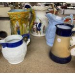 A GROUP OF FIVE VINTAGE POTTERY JUGS TO INCLUDE MAJOLICA STYLE & FURTHER HUNTING EXAMPLES