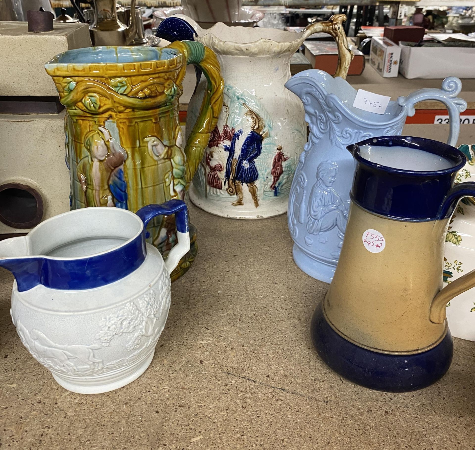 A GROUP OF FIVE VINTAGE POTTERY JUGS TO INCLUDE MAJOLICA STYLE & FURTHER HUNTING EXAMPLES