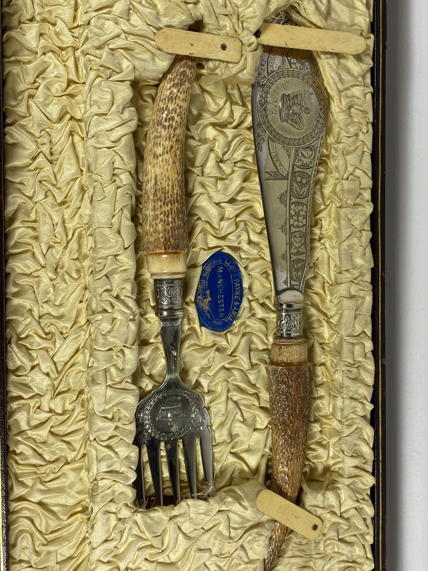 A VINTAGE LLOYD PAYNE & AMIEL, MANCHESTER CARVING SET WITH SHEFFIELD HALLMARKED SILVER FERRULES - Image 3 of 4