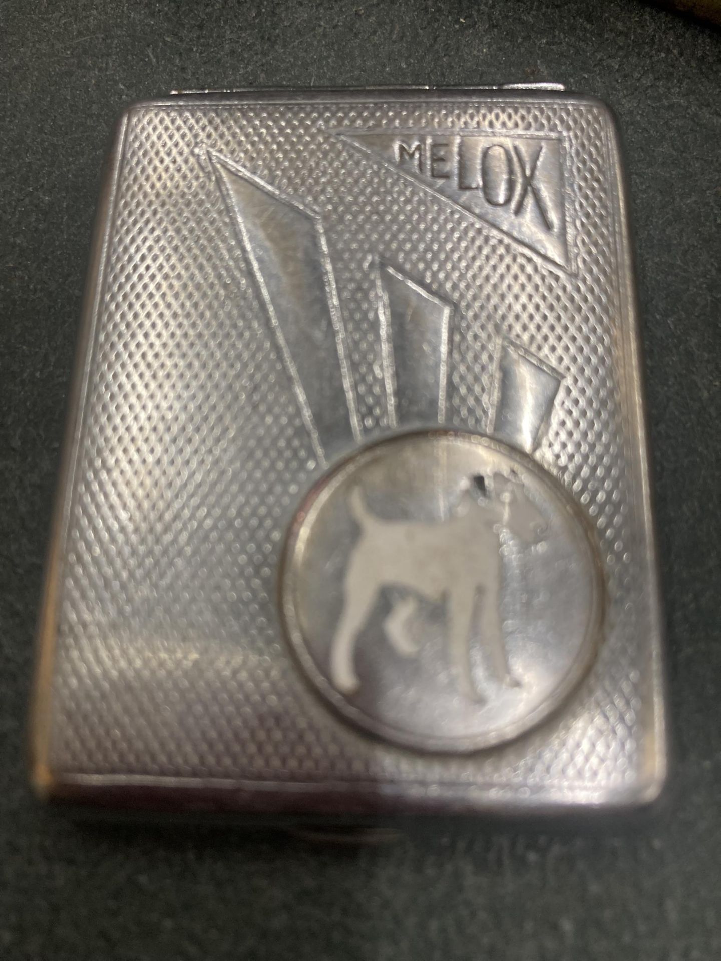 A QUANTITY OF VINTAGE CIGARETTE CASES TO INCLUDE AN ART DECO ADVERTISING 'MELOX' DOG FOOD, BRASS - Bild 5 aus 5