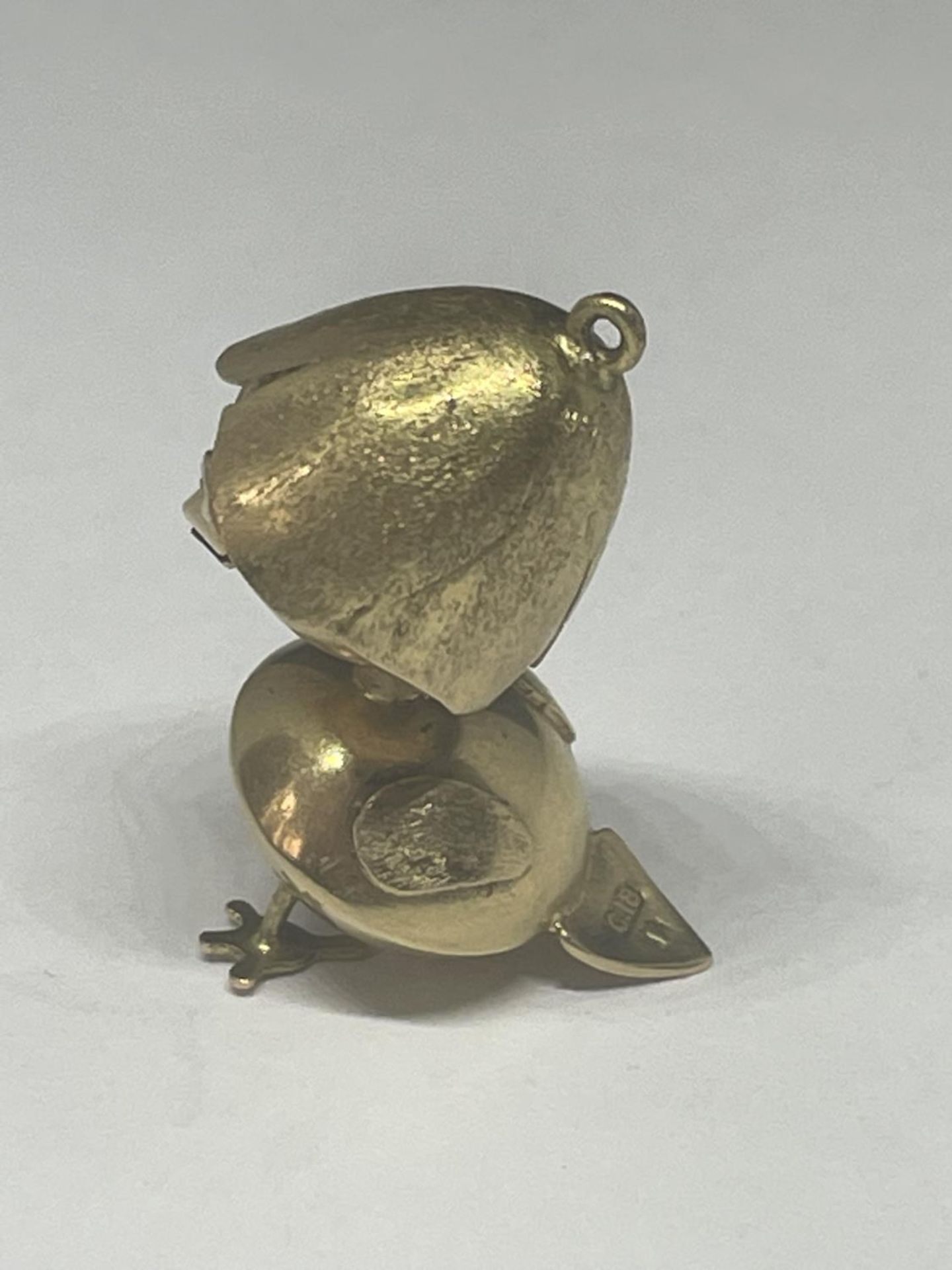 AN 18 CARAT GOLD CHICK PENDANT GROSS WEIGHT 5.67 GRAMS - Image 3 of 4