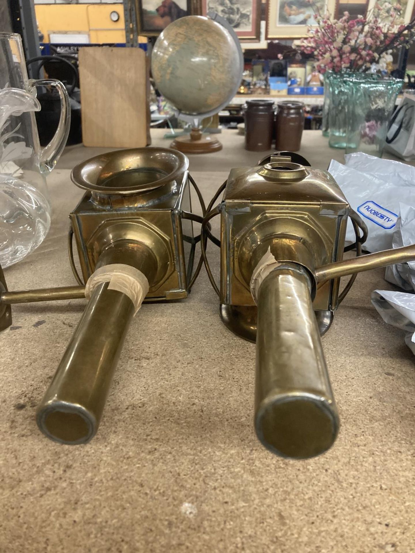 A PAIR OF VINTAGE BRASS COACHING LAMPS - Image 4 of 4