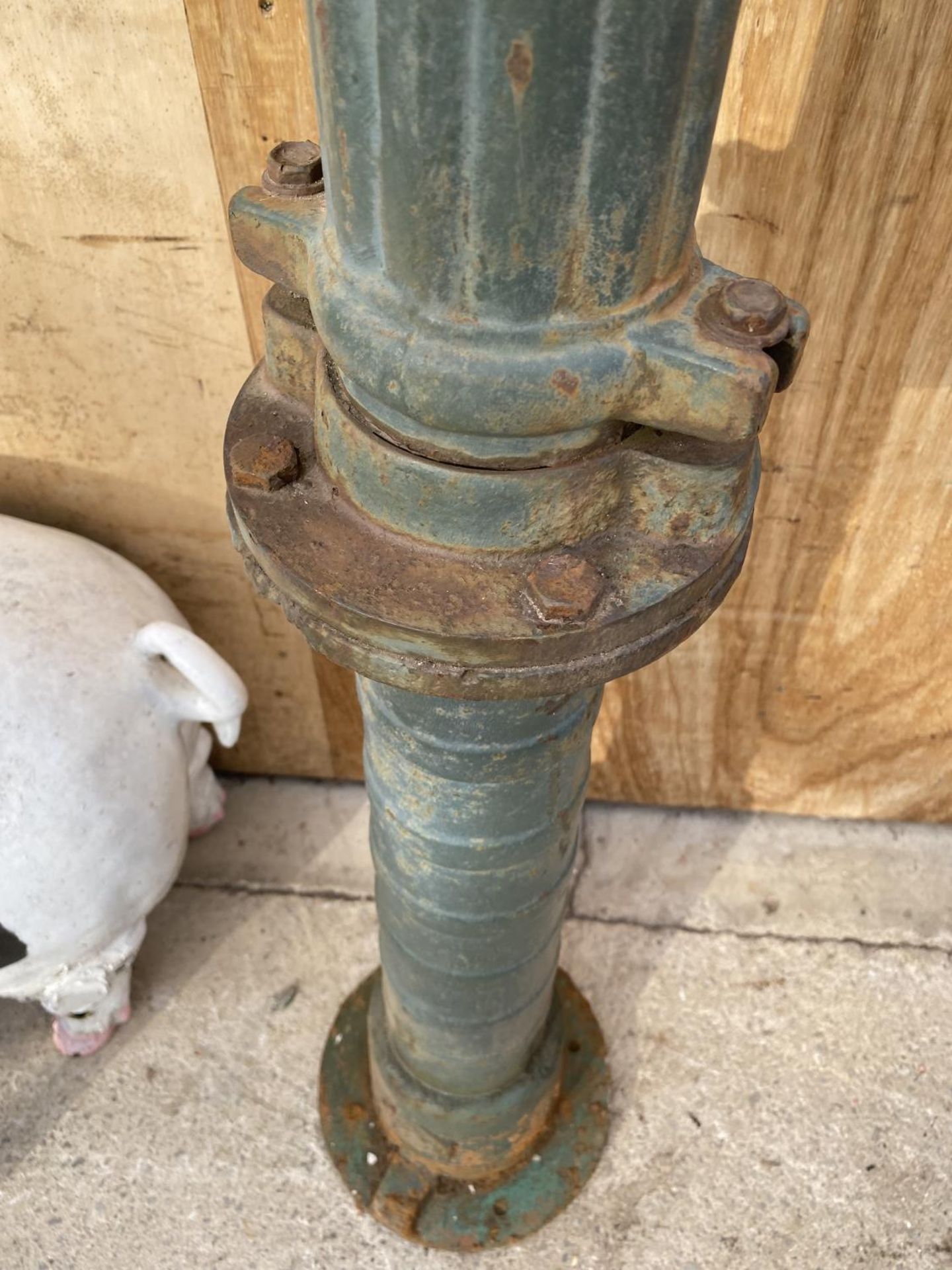 A VINTAGE CAST IRON WATER PUMP (H:132CM) - Image 4 of 5