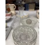 A LARGE COLLECTION OF GLASSWARE TO INCLIUDE BOWLS, FLOWER ARRANGING FROGS, VASES ETC