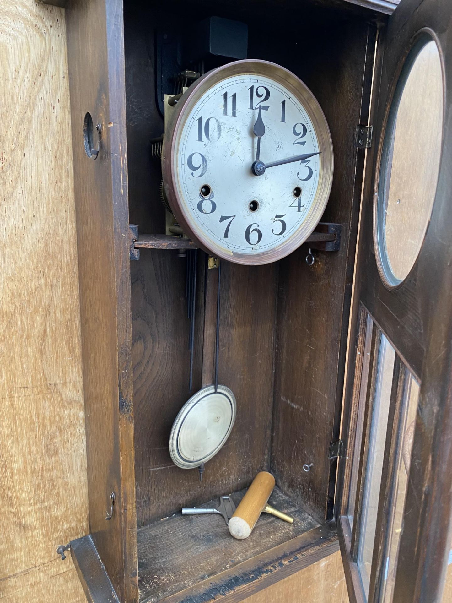 A MID 20TH CENTURY OAK CASED EIGHT DAY WALL CLOCK - Image 3 of 4