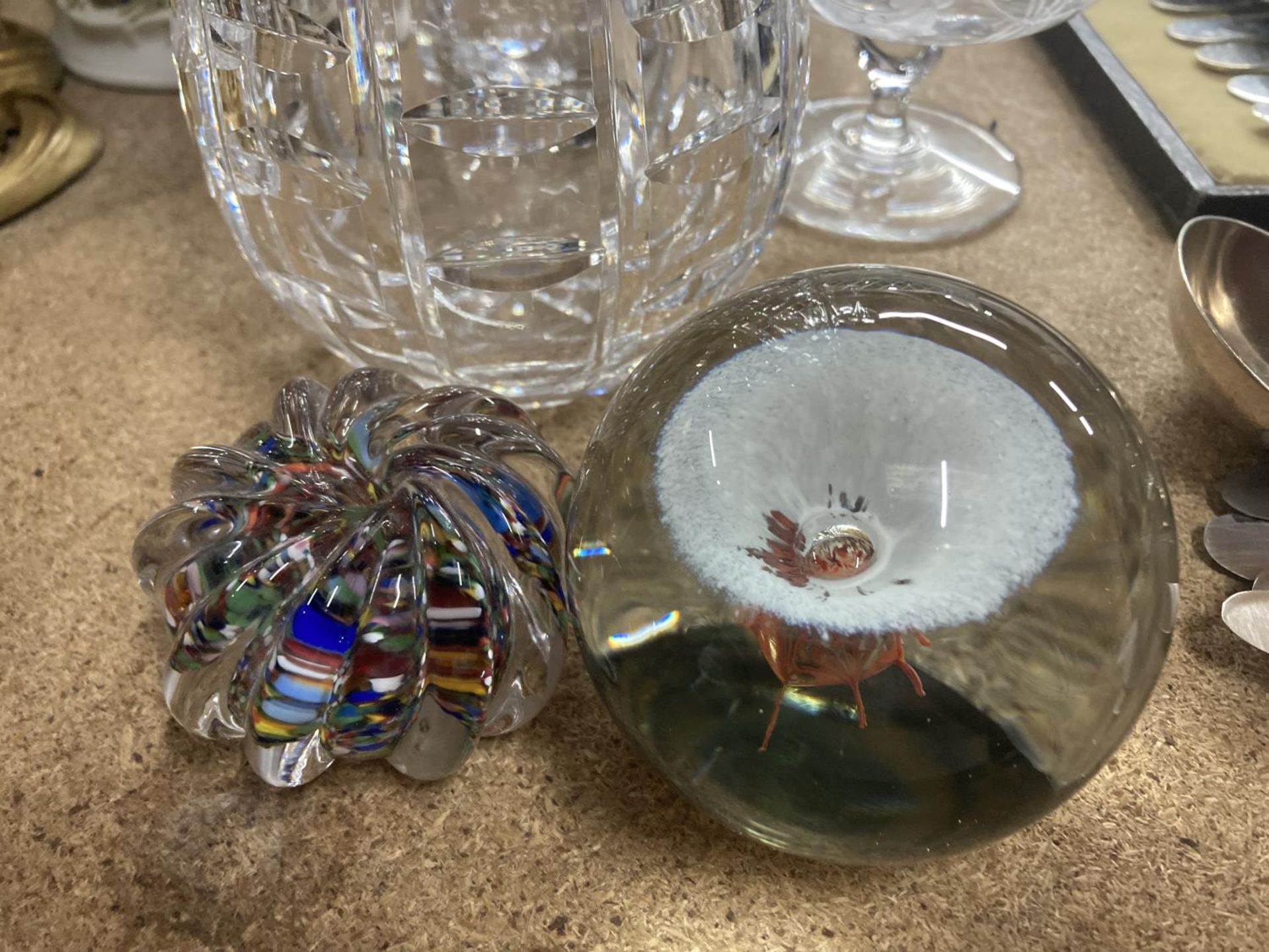 A QUANTITY OF GLASSWARE TO INCLUDE TWO PAPERWEIGHTS, VASES AND A GLASS DISH - Image 2 of 3