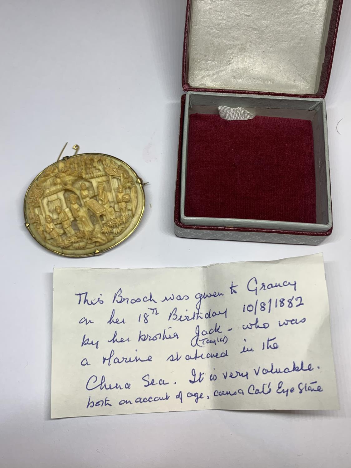 A 19TH CENTURY CARVED CHINESE BROOCH SET IN 9CT YELLOW GOLD CASE, WITH A PRESENTATION BOX AND - Image 3 of 3