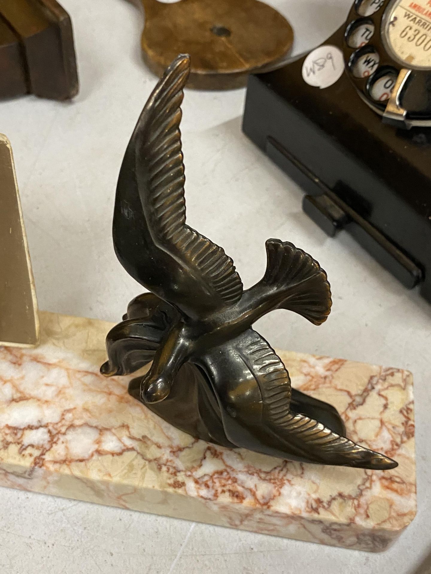 AN ART DECO 1930'S FRENCH MARBLE SEAGULL POSTCARD HOLDER, LENGTH 32CM - Image 2 of 2