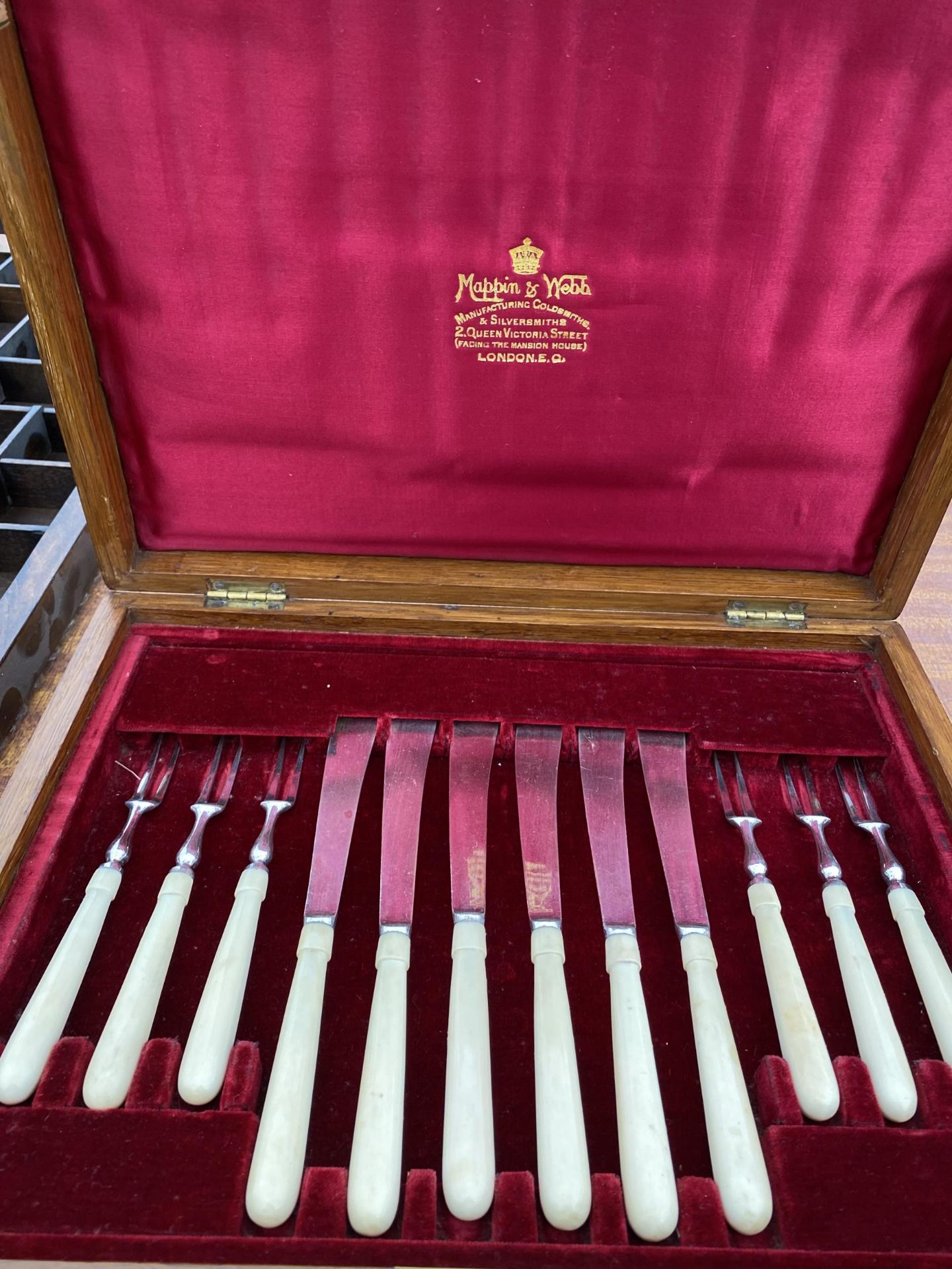 AN OAK CASED CANTEEN OF MAPPIN AND WEBB CUTLERY - Image 2 of 4