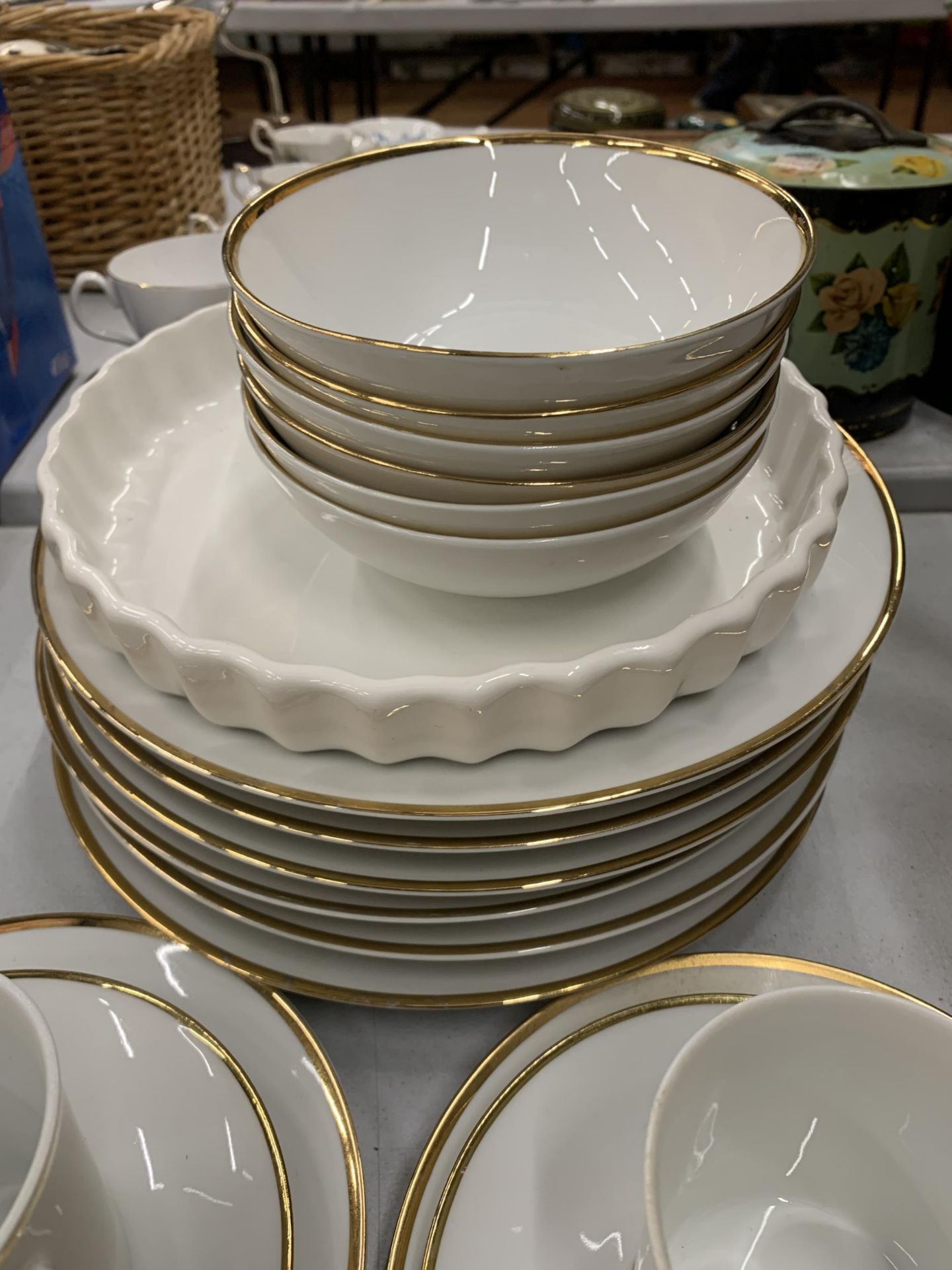 AN ESCHENBACH GERMAN PART DINNER SERVICE TO INCLUDE VARIOUS SIZED PLATES, BOWLS, CUPS, SAUCERS, ETC - Image 3 of 4