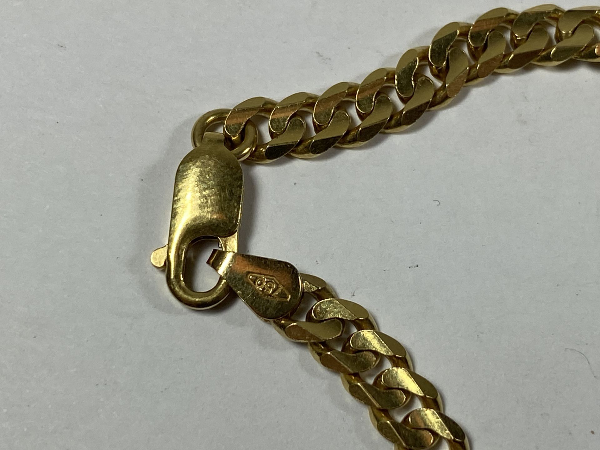 AN 18CT YELLOW GOLD FLAT LINK CURB NECKLACE, STAMPED .750, WEIGHT 31.95G - Image 2 of 2