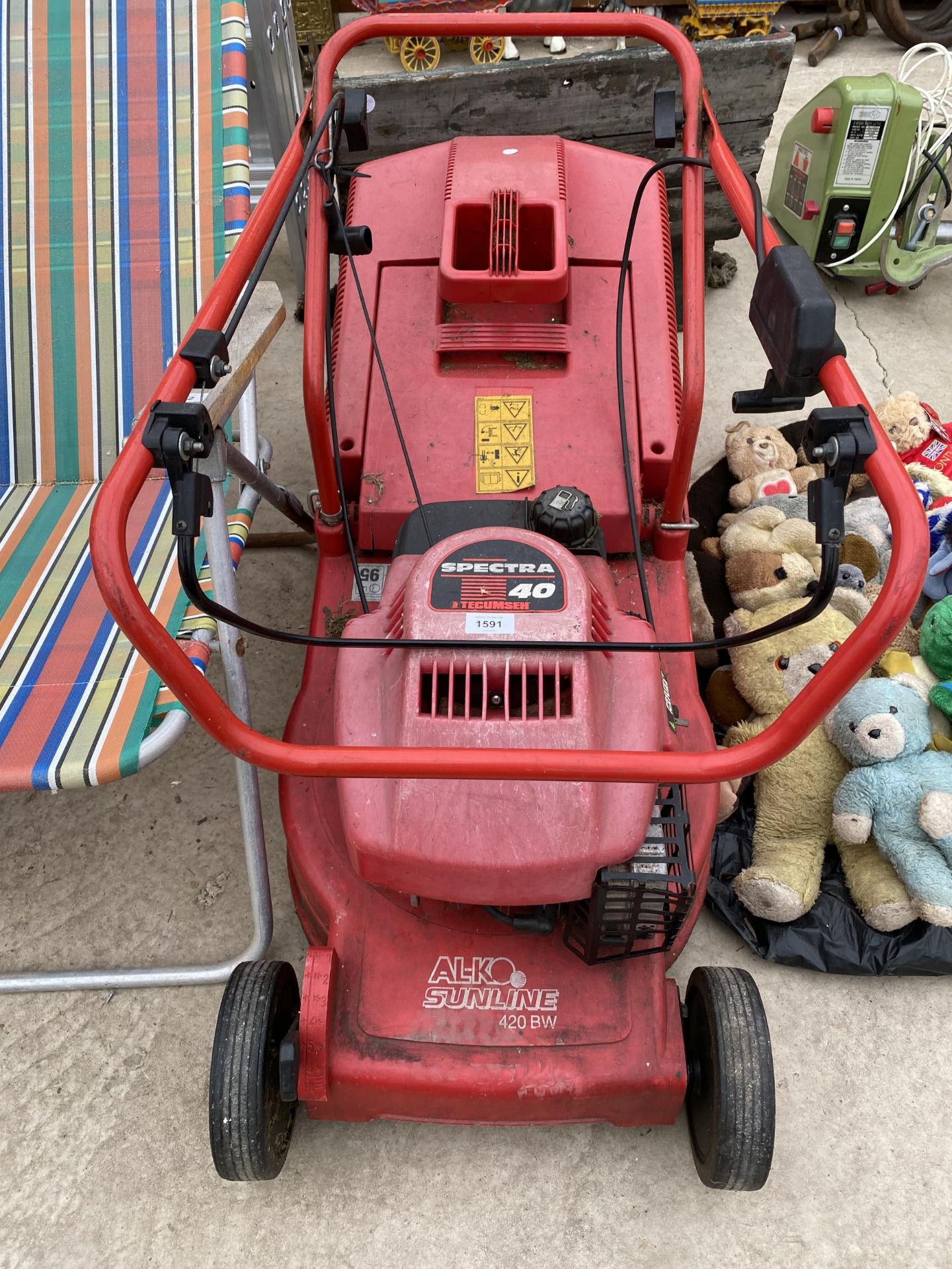 AN ALKO SUNLINE 420BW PETROL ENGINE LAWN MOWER WITH GRASS BOX