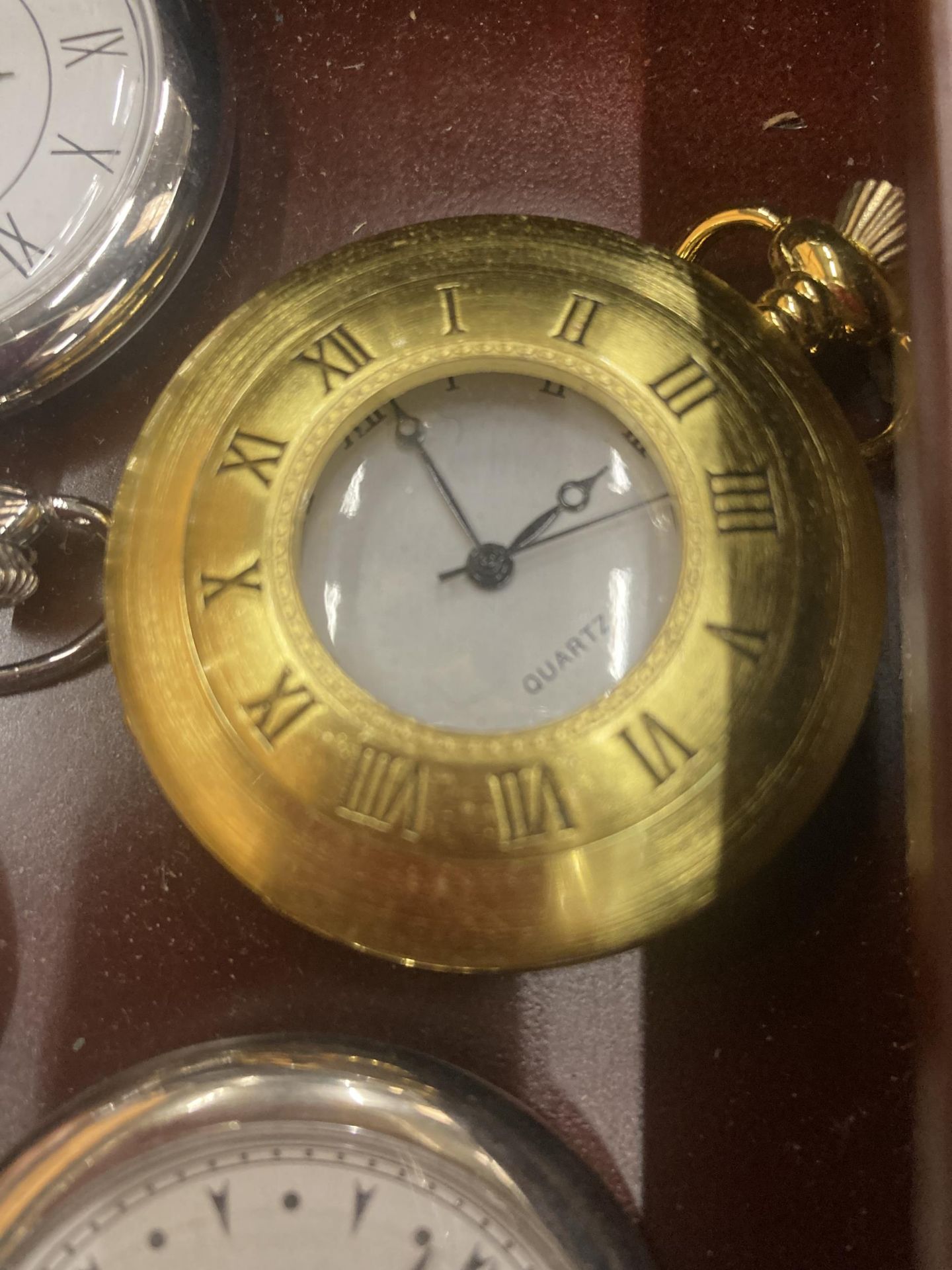 A QUANTITY OF VINTAGE STYLE POCKET WATCHES IN A WOODEN CASE - 15 IN TOTAL - Image 3 of 4