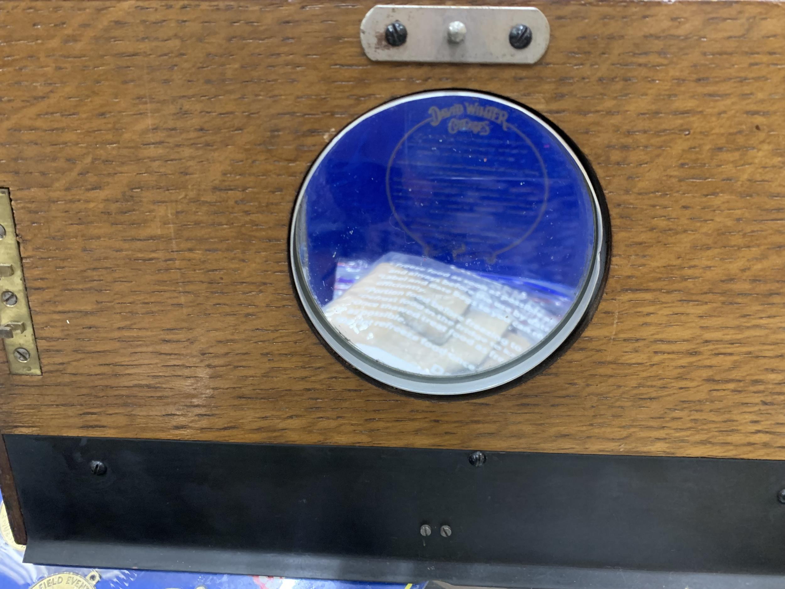 A VINTAGE 'BLICK TIME RECORDERS' CLOCKING IN CLOCK IN A MAHOGANY CASE - Image 5 of 6