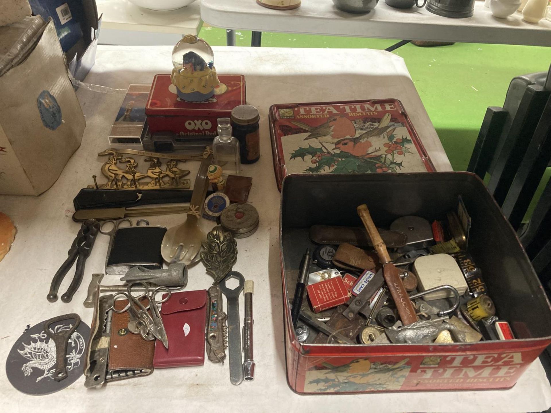 A MIXED LOT OF COLLECTABLES TO INCLUDE BRASSWARE, VINTAGE TOOLS, KEYS, TINS, DISNEY SNOW GLOBE,