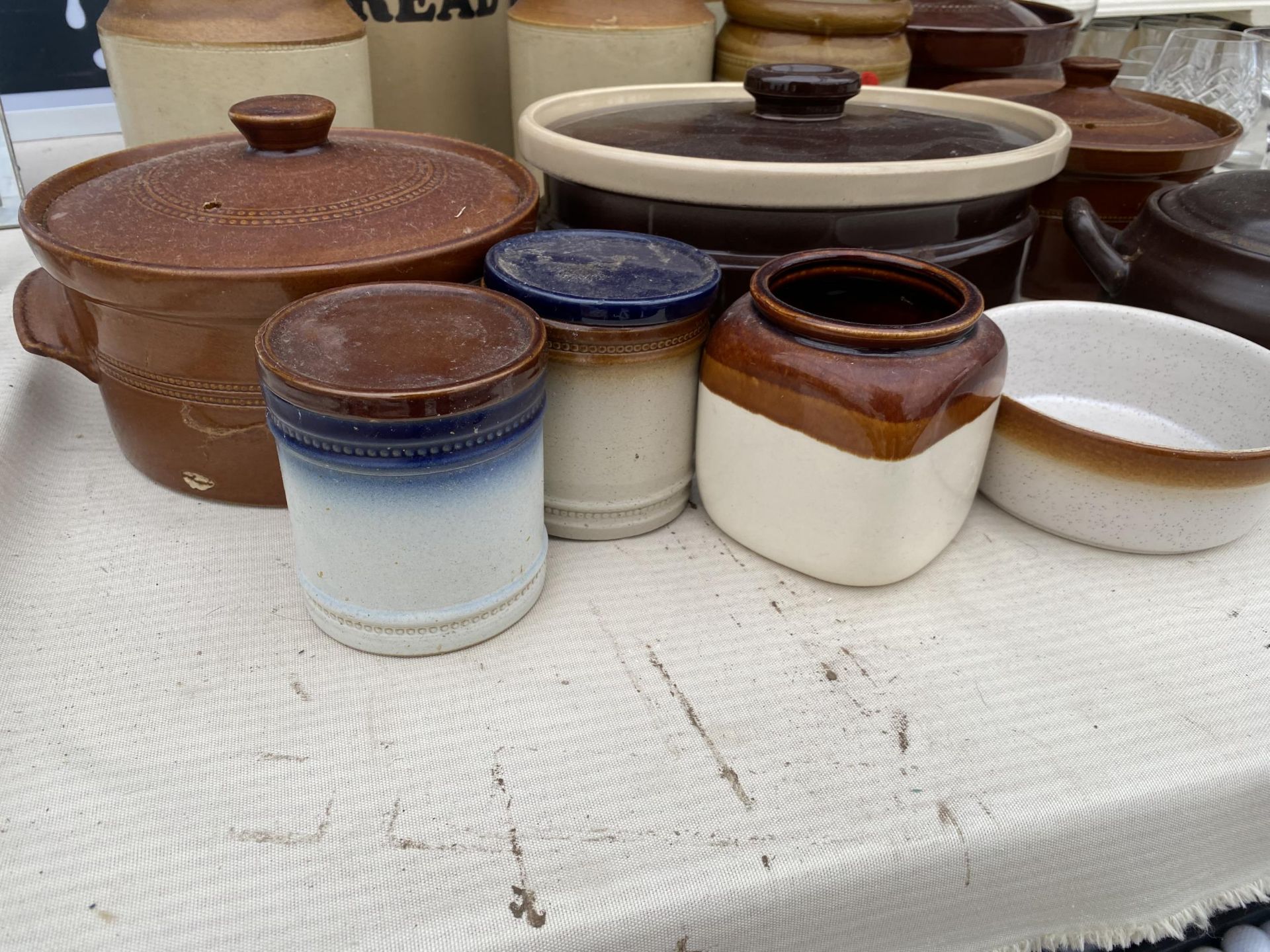 A LARGE ASSORTMENT OF EARTHEN WARE ITEMS TO INCLUDE STONEWARE POTS AND A LARGE BREAD BIN ETC - Image 3 of 3