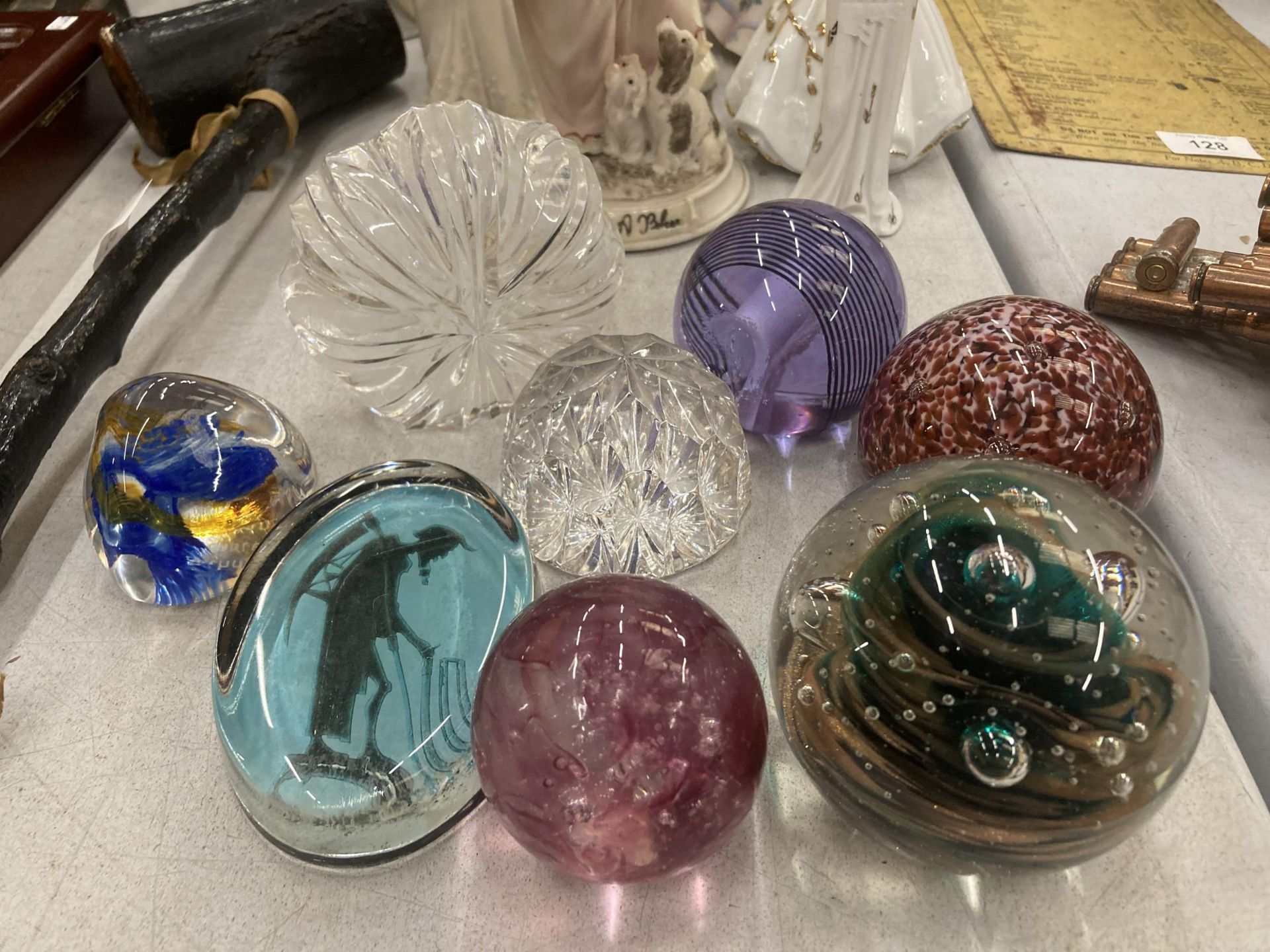 A COLLECTION OF GLASS PAPERWEIGHTS TO INCLUDE CAITHNESS