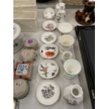 A QUANTITY OF SMALL CERAMIC ITEMS TO INCLUDE AYNSLEY, WEDGWOOD, ETC, PIN TRAYS AND VASES