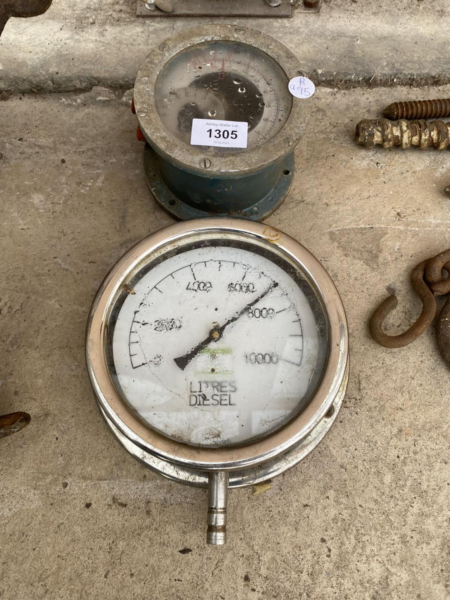 TWO VINTAGE PRESSURE GUAGES