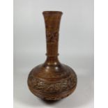 A VINTAGE CARVED WOODEN INDIAN VASE, HEIGHT 23CM