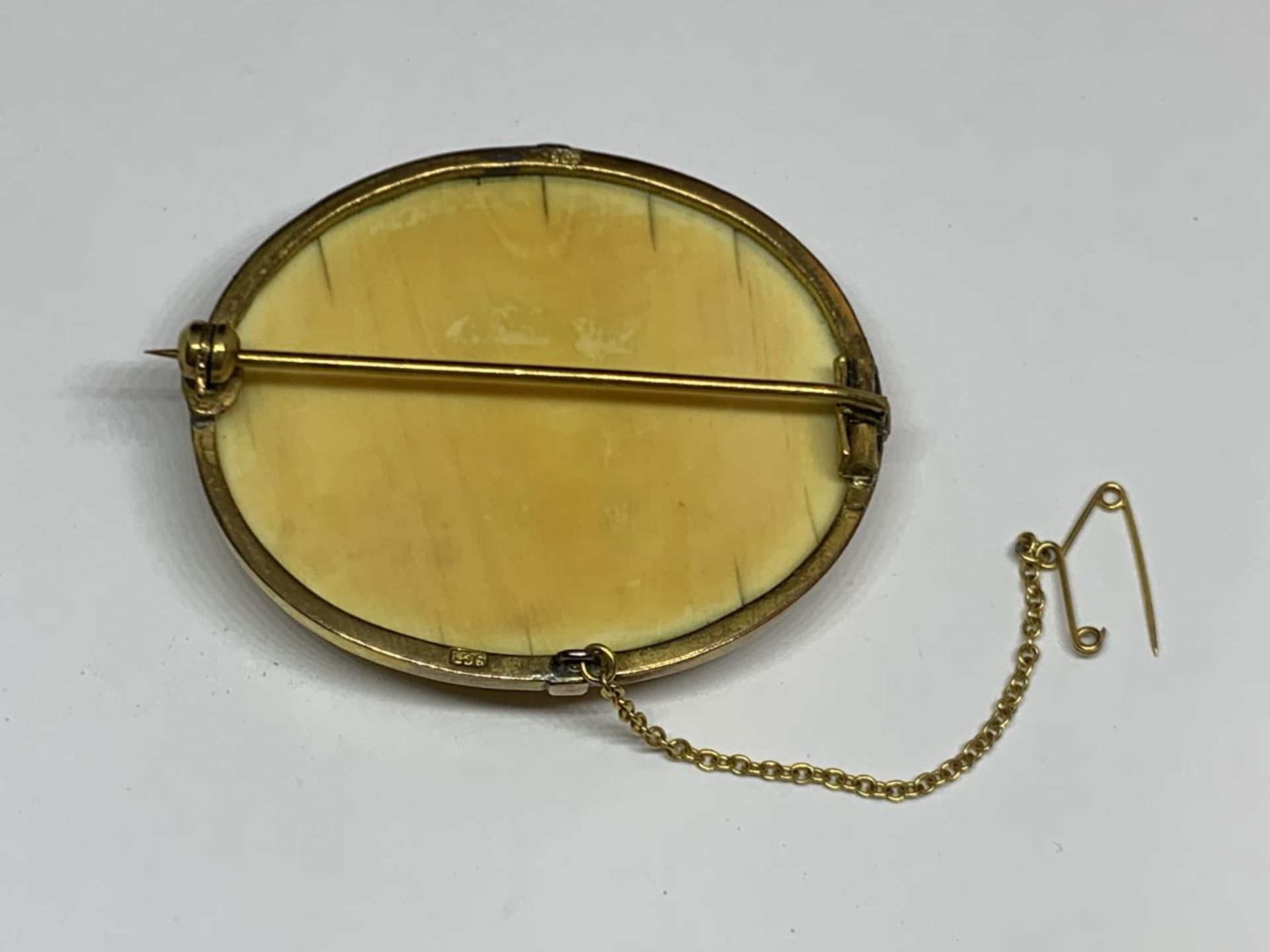 A 19TH CENTURY CARVED CHINESE BROOCH SET IN 9CT YELLOW GOLD CASE, WITH A PRESENTATION BOX AND - Image 2 of 3