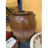 A LARGE TERRACOTTA LIDDED POT HEIGHT 40CM