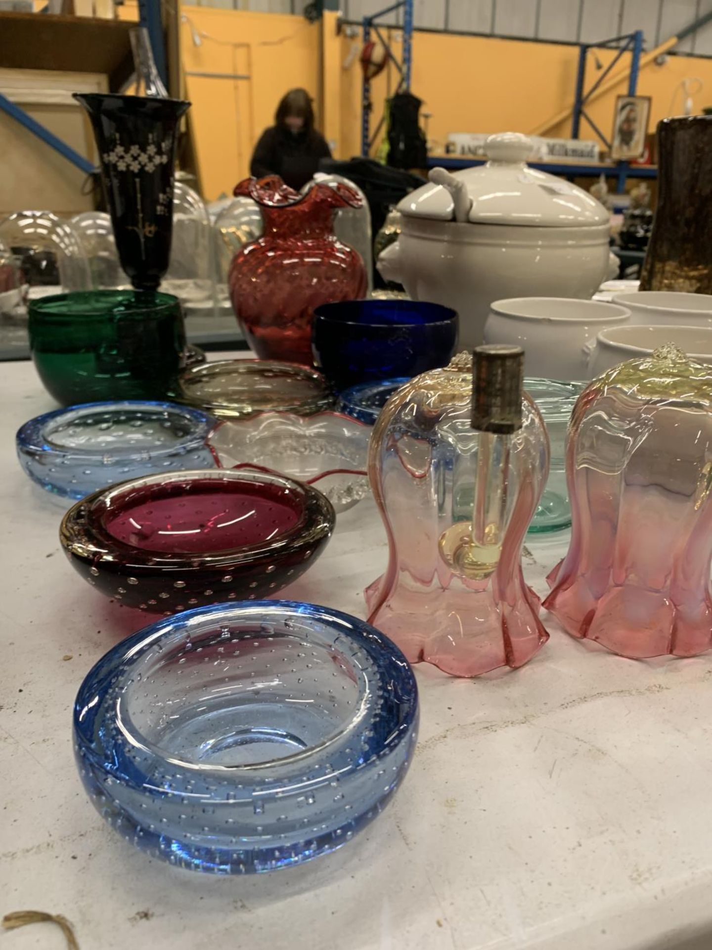 A LARGE QUANTITY OF COLOURED GLASSWARE TO INCLUDE WHITEFRIARS STYLE BUBBLE BOWLS, A FLUTED CRANBERRY - Image 3 of 5