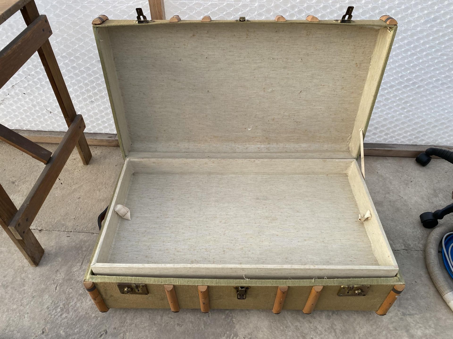 A VINTAGE WOODEN BANDED TRAVEL CASE - Image 4 of 4