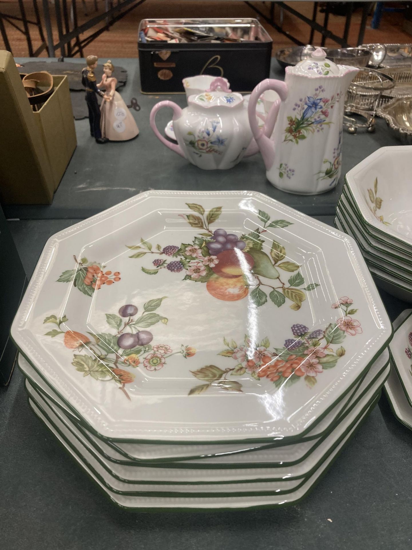 A JOHNSON BROS PART DINNER SERVICE TO INCLUDE DINNER PLATES, BOWLS, CUPS, SAUCERS, SIDE PLATES, AN - Bild 3 aus 5