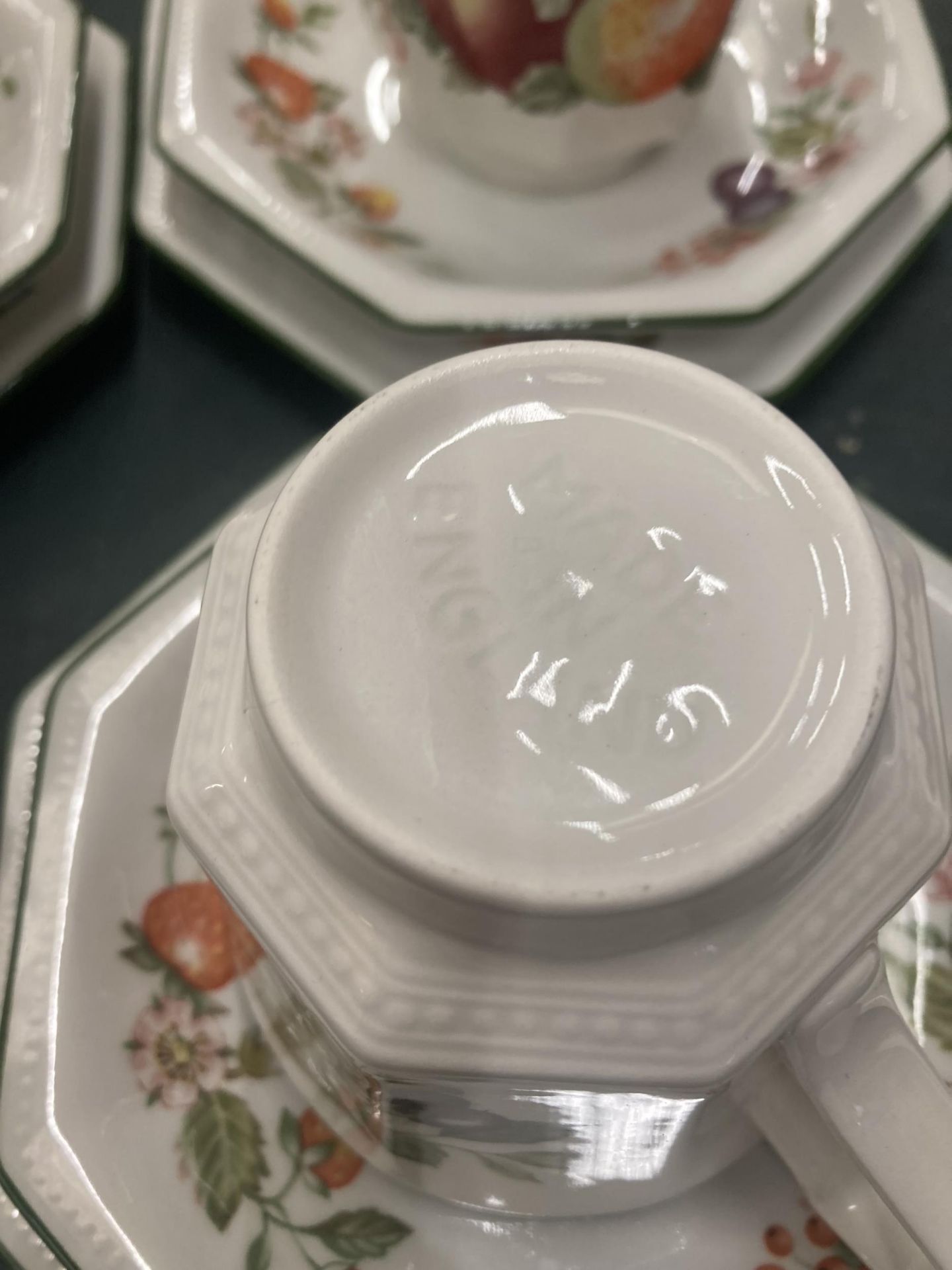 A JOHNSON BROS PART DINNER SERVICE TO INCLUDE DINNER PLATES, BOWLS, CUPS, SAUCERS, SIDE PLATES, AN - Image 5 of 5