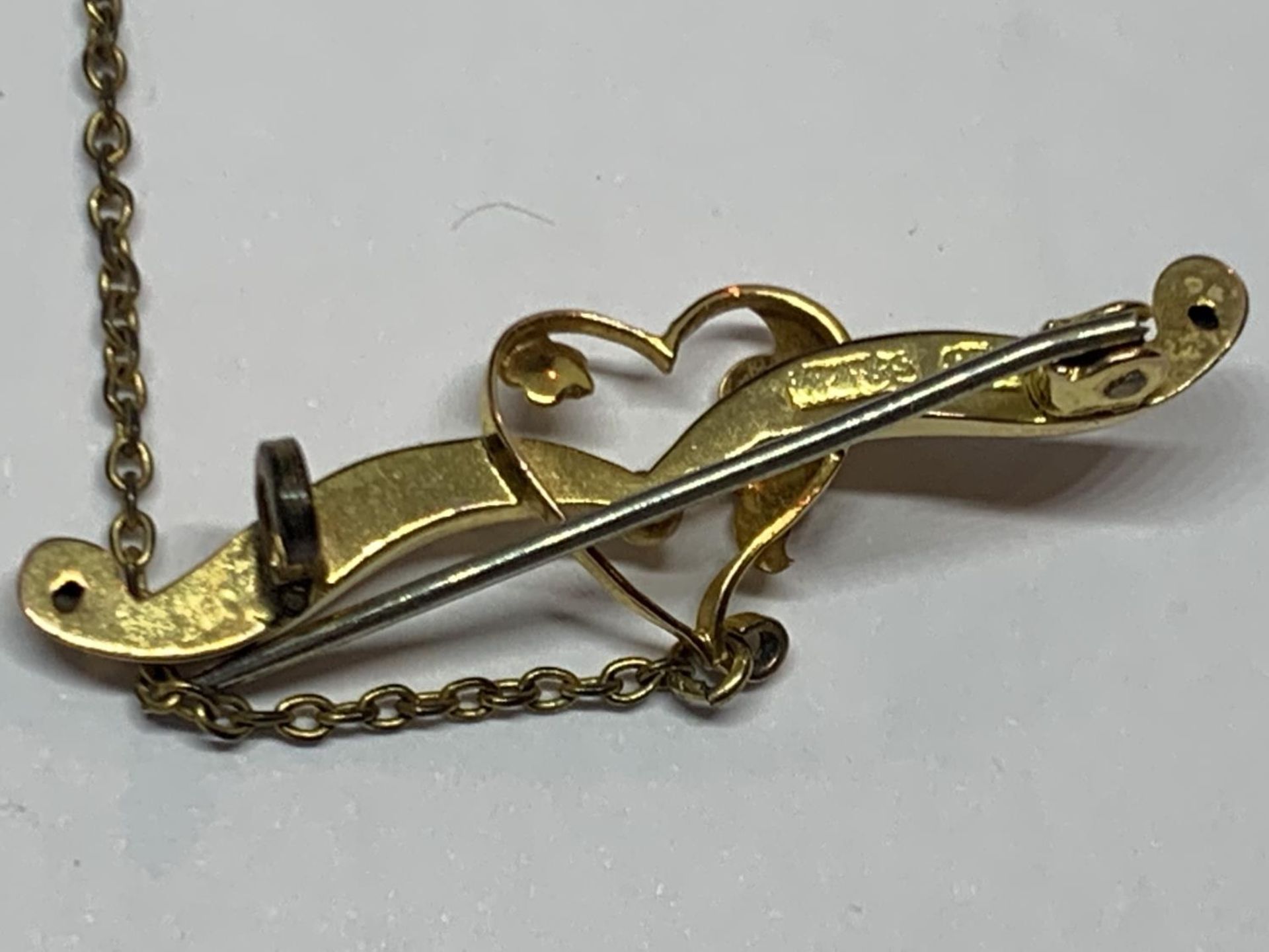 A VINTAGE 9CT YELLOW GOLD HEART DESIGN BROOCH, WEIGHT 1.28G AND EPHEMERA - Image 3 of 4