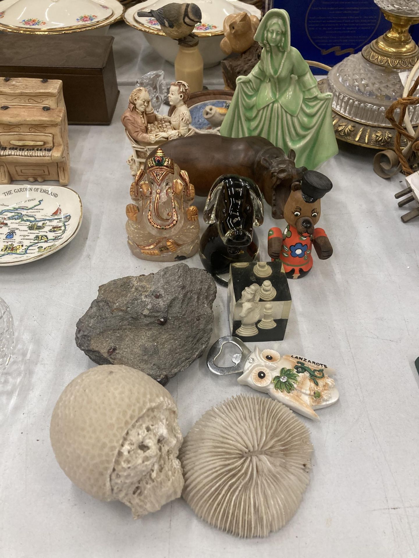 A MIXED LOT TO INCLUDE BIRD FIGURES, A LADY FIGURINE, TREEN HIPPO, GLASS ANIMALS, CHESS PIECE