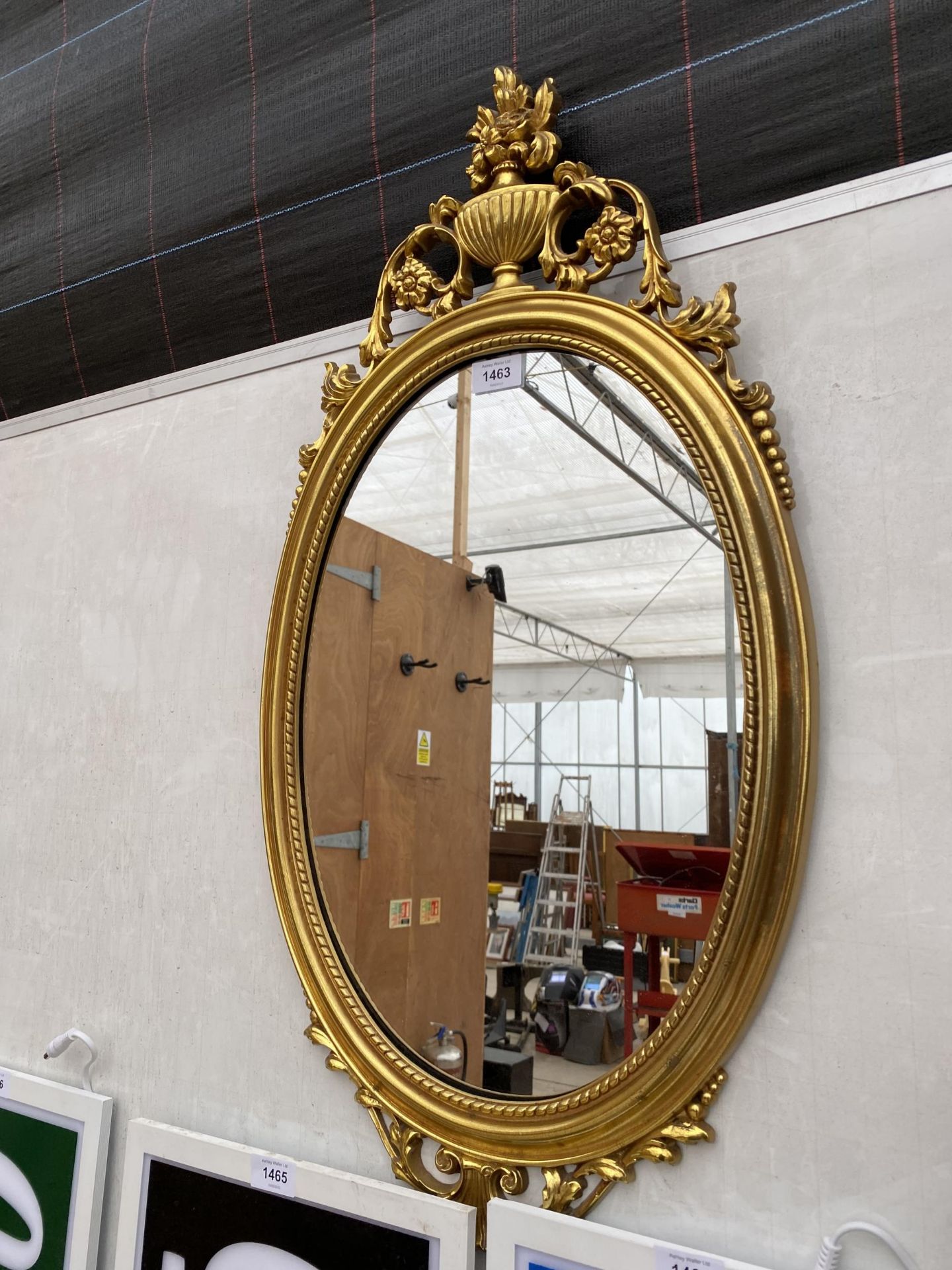 A DECORATIVE GILT FRAMED WALL MIRROR