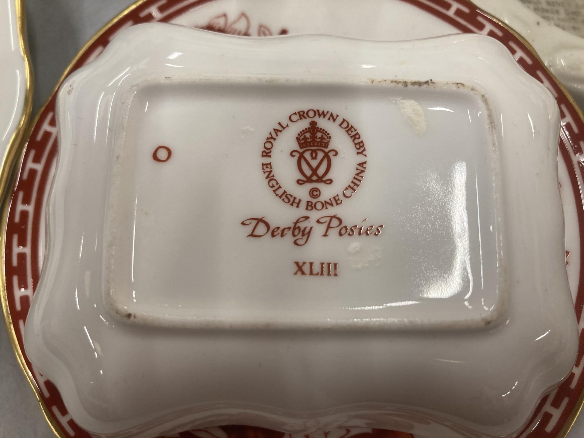 A QUANTITY OF ROYAL CROWN DERBY 'DERBY POSIES' TO INCLUDE PIN TRAYS, A BOWL, CRUET, ETC PLUS A - Image 3 of 7