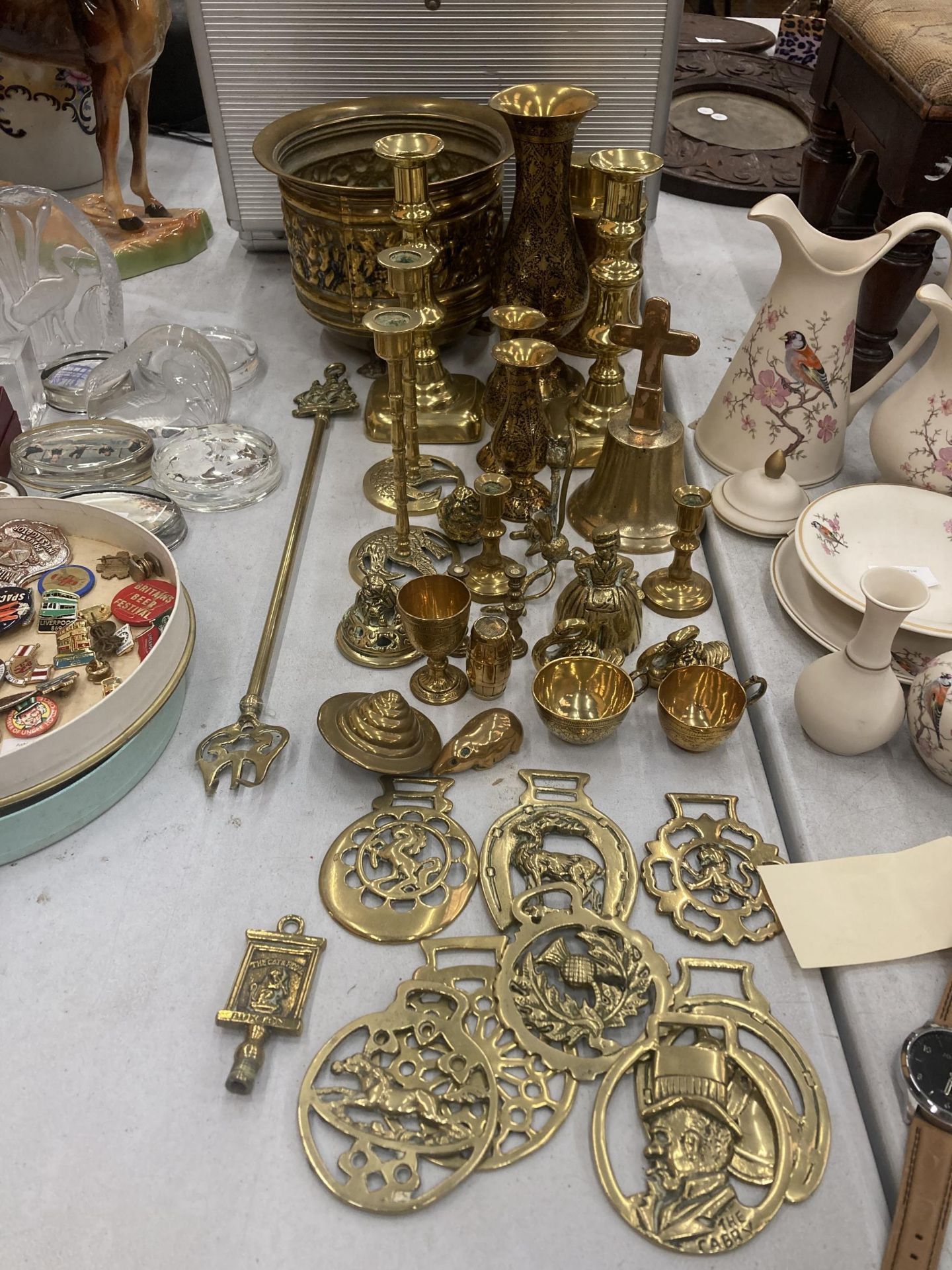 A LARGE COLLECTION OF BRASSWARE TO INCLUDE A PLANTER, CANDLESTICKS, VASES, FIGURES, HORSE BRASSES,